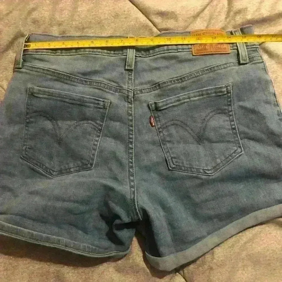Levis Lightwash Mid length Jean Shorts Size 31 - Picture 4 of 7